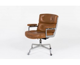 Fauteuil de bureau Eames modele Lobby en cuir marron edition Mobilier International 1960