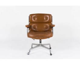 Fauteuil de bureau Eames modele Lobby en cuir marron edition Mobilier International 1960