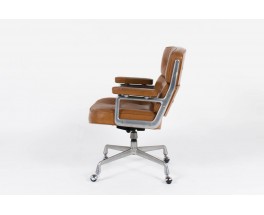 Fauteuil de bureau Eames modele Lobby en cuir marron edition Mobilier International 1960