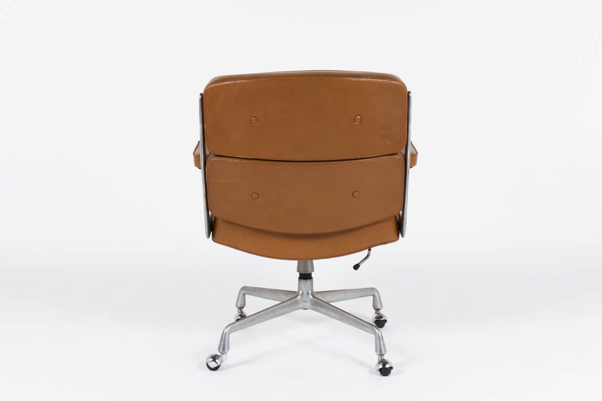 Fauteuil de bureau Eames modele Lobby en cuir marron edition Mobilier International 1960