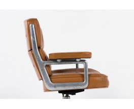 Fauteuil de bureau Eames modele Lobby en cuir marron edition Mobilier International 1960