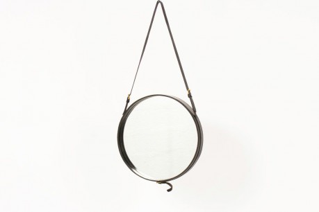 Miroir Jacques Adnet en cuir noir pique sellier et boucle en laiton 1930