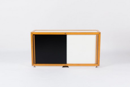 Meuble Andre Sornay en hetre naturel panneaux laques noir et blanc 1960