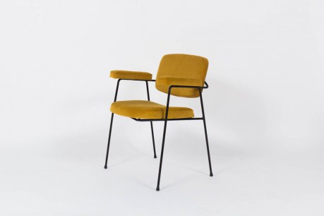 Fauteuil Pierre Paulin modele CM197 velours jaune moutarde edition Thonet 1950