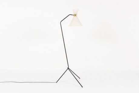 Lampadaire tripode bras coude metal noir et abat-jour blanc design minimaliste 1950