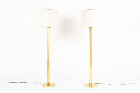 Lampadaires en metal dore et abat-jour blanc design chic 1950 set de 2
