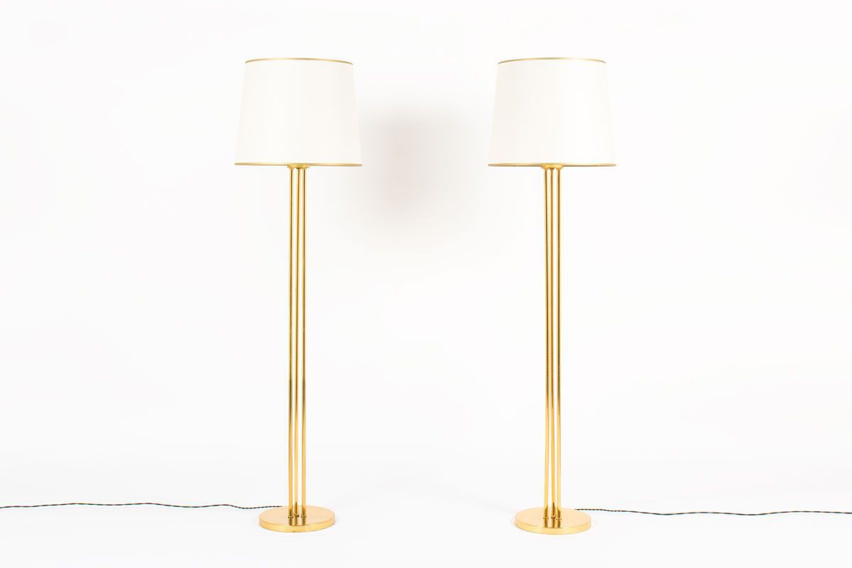 Lampadaires en metal dore et abat-jour blanc design chic 1950 set de 2