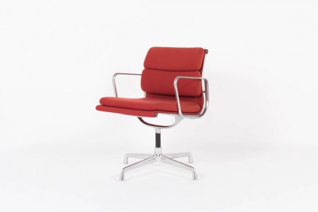 Fauteuil de bureau Eames modele EA 208 serie Soft Pad tissu rouge brique edition Vitra 1970