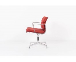 Fauteuil de bureau Eames modele EA 208 serie Soft Pad tissu rouge brique edition Vitra 1970