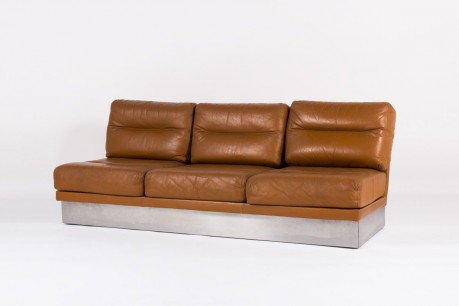 Canape Jacques Charpentier en acier et cuir marron 1970