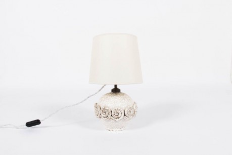 Lampe en ceramique blanche et or design chic 1950