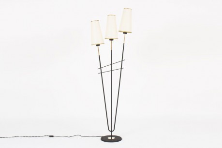 Lampadaire 3 bras structure en metal noir et laiton abat-jours beige edition Arlus 1950