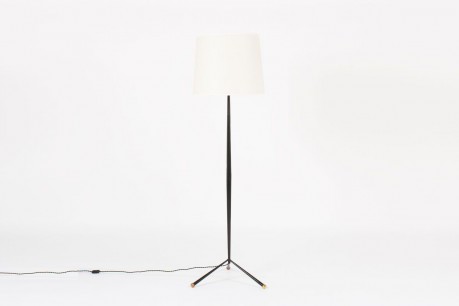 Lampadaire droit tripode en metal noir et laiton 1950