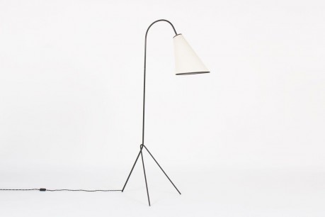 Lampadaire tripode diagonale structure en metal noir abat-jour beige 1950