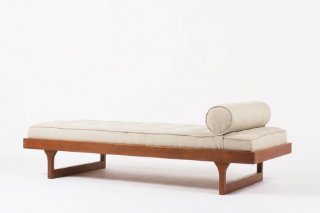Lit de repos Roger Fatus modele Tatami tissu lin beige edition Sentou 1950