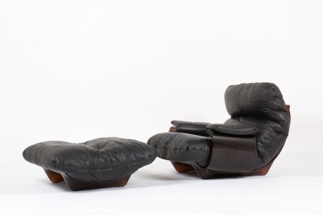 Fauteuil et repose pieds Michel Ducaroy modele Marsala en cuir noir edition Ligne Roset 1970
