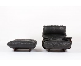 Fauteuil et repose pieds Michel Ducaroy modele Marsala en cuir noir edition Ligne Roset 1970