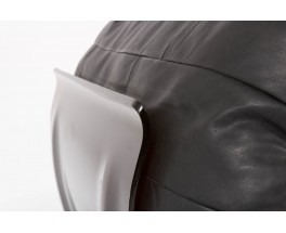 Fauteuil et repose pieds Michel Ducaroy modele Marsala en cuir noir edition Ligne Roset 1970