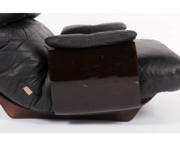 Fauteuil et repose pieds Michel Ducaroy modele Marsala en cuir noir edition Ligne Roset 1970
