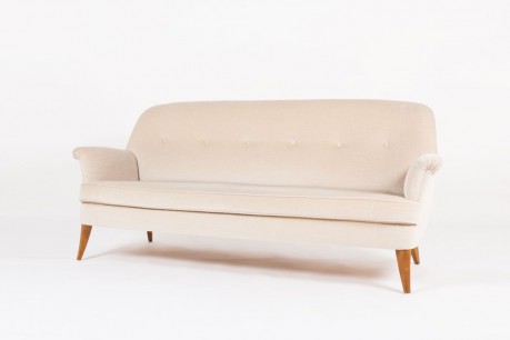 Canape en velours de mohair beige design suedois 1950
