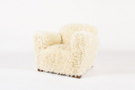 Fauteuil en chene et tissu poil blanc imitation agneau de Mongolie 1950
