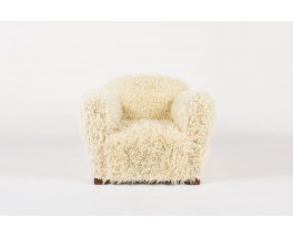 Fauteuil en chene et tissu poil blanc imitation agneau de Mongolie 1950