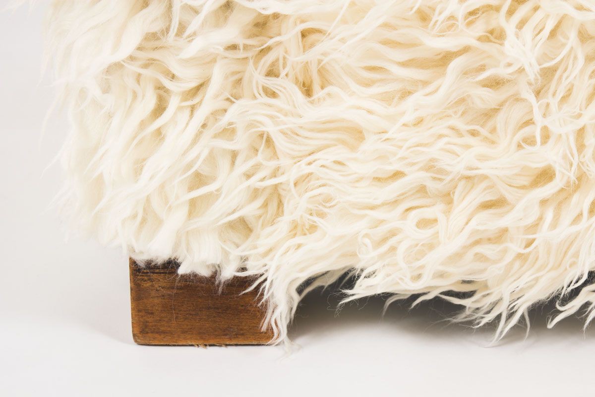 Fauteuil en chene et tissu poil blanc imitation agneau de Mongolie 1950