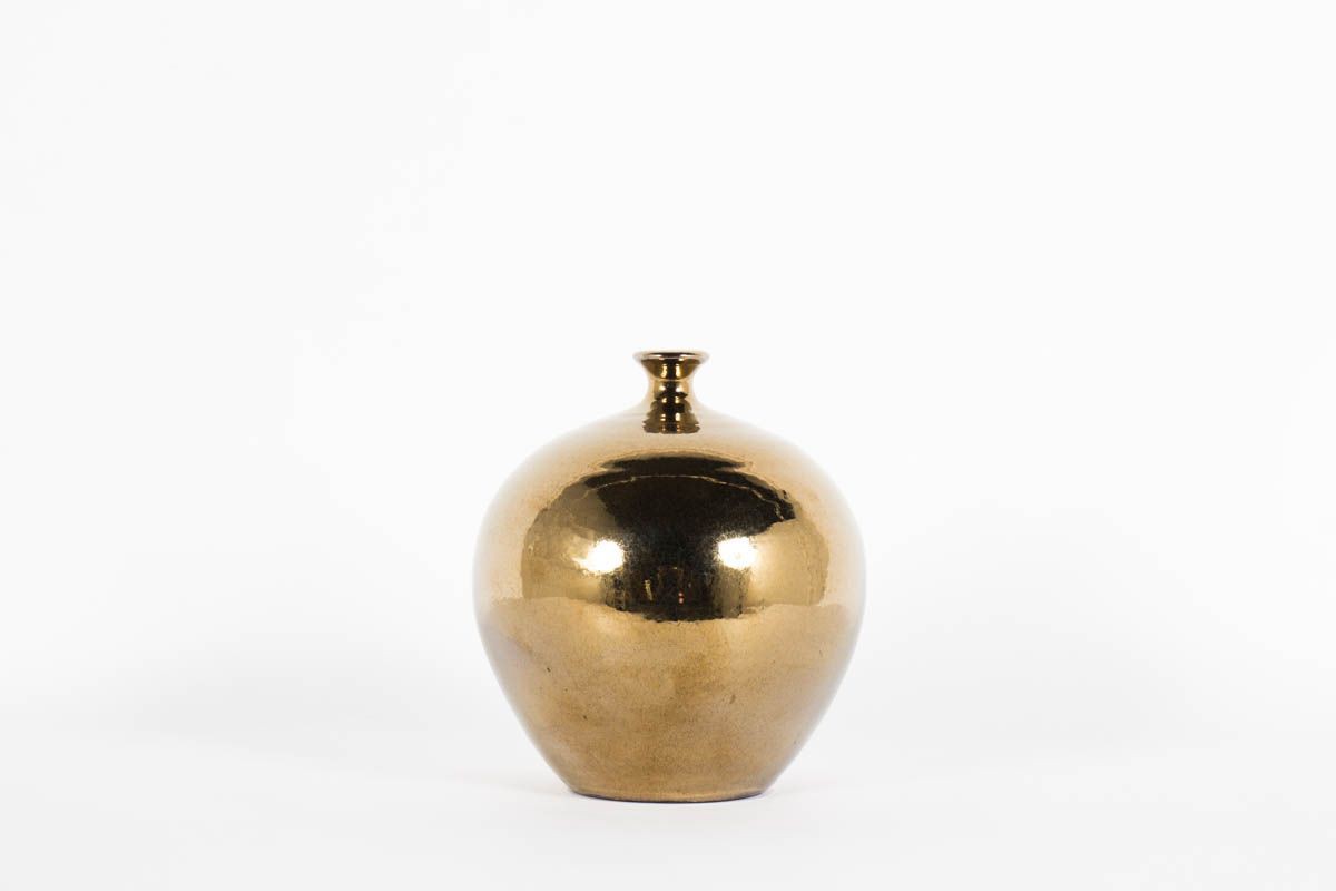Vase en ceramique dore modele boule col mince 1950
