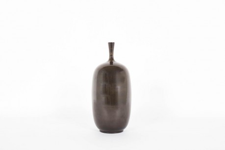 Vase en ceramique marron modele bouteille col mince 1950