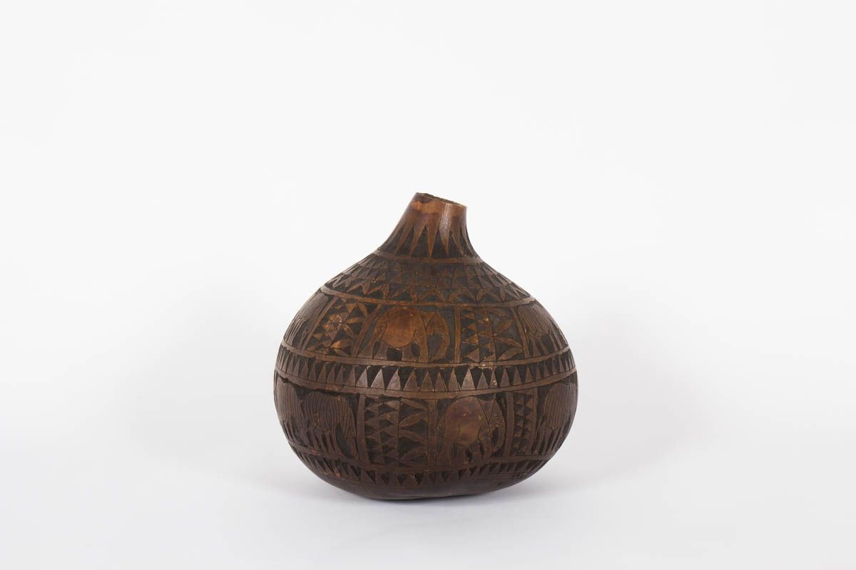 Vase decoratif en bois motifs ethniques 1950