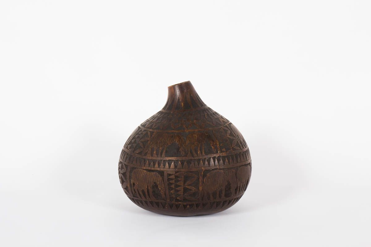 Vase decoratif en bois motifs ethniques 1950