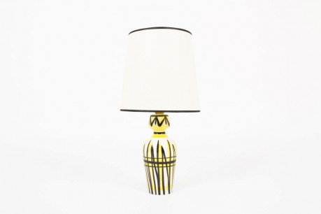 Lampe en ceramique blanche motifs jaune et noir abat-jour beige 1950