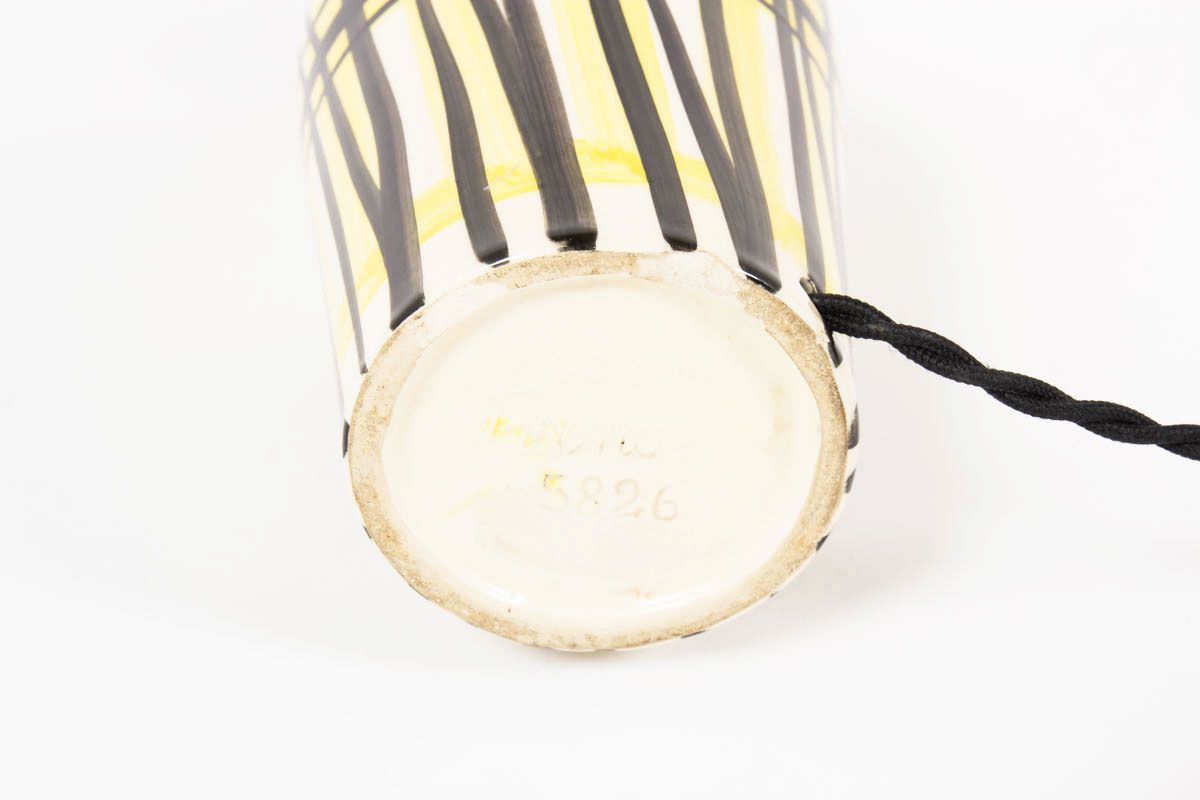 Lampe en ceramique blanche motifs jaune et noir abat-jour beige 1950
