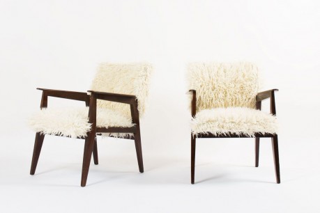 Fauteuils en hetre et tissu poil blanc imitation agneau de Mongolie 1950 set de 2