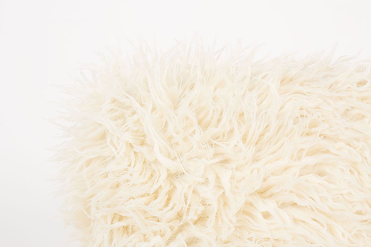 Chauffeuses en chene et tissu poil blanc imitation agneau de Mongolie 1950 set de 2