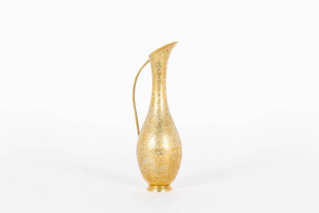 Pichet en laiton sculpte design indien 1960