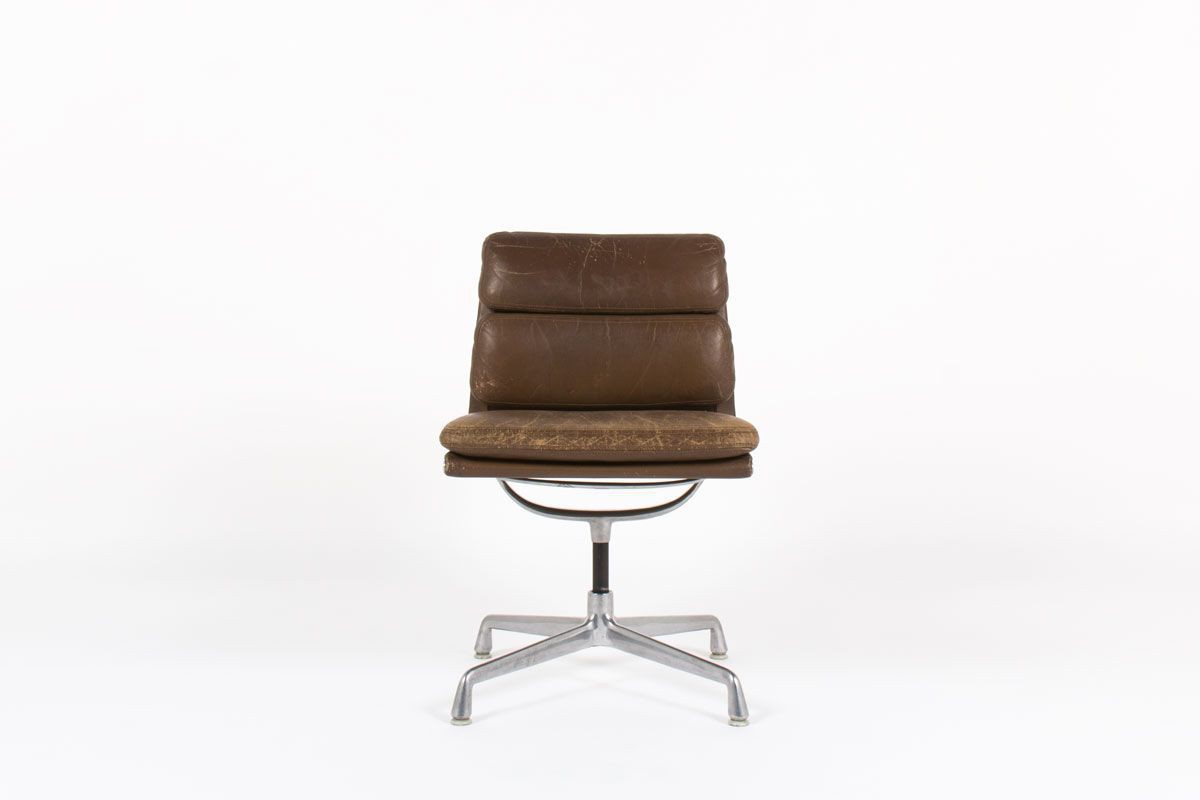 Chaise de bureau Charles et Ray Eames modele Soft Pad EA 205 cuir marron edition Herman miller 1970