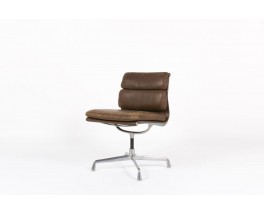 Chaise de bureau Charles et Ray Eames modele Soft Pad EA 205 cuir marron edition Herman miller 1970