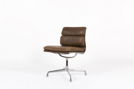 Chaise de bureau Charles et Ray Eames modele Soft Pad EA 205 cuir marron edition Herman miller 1970