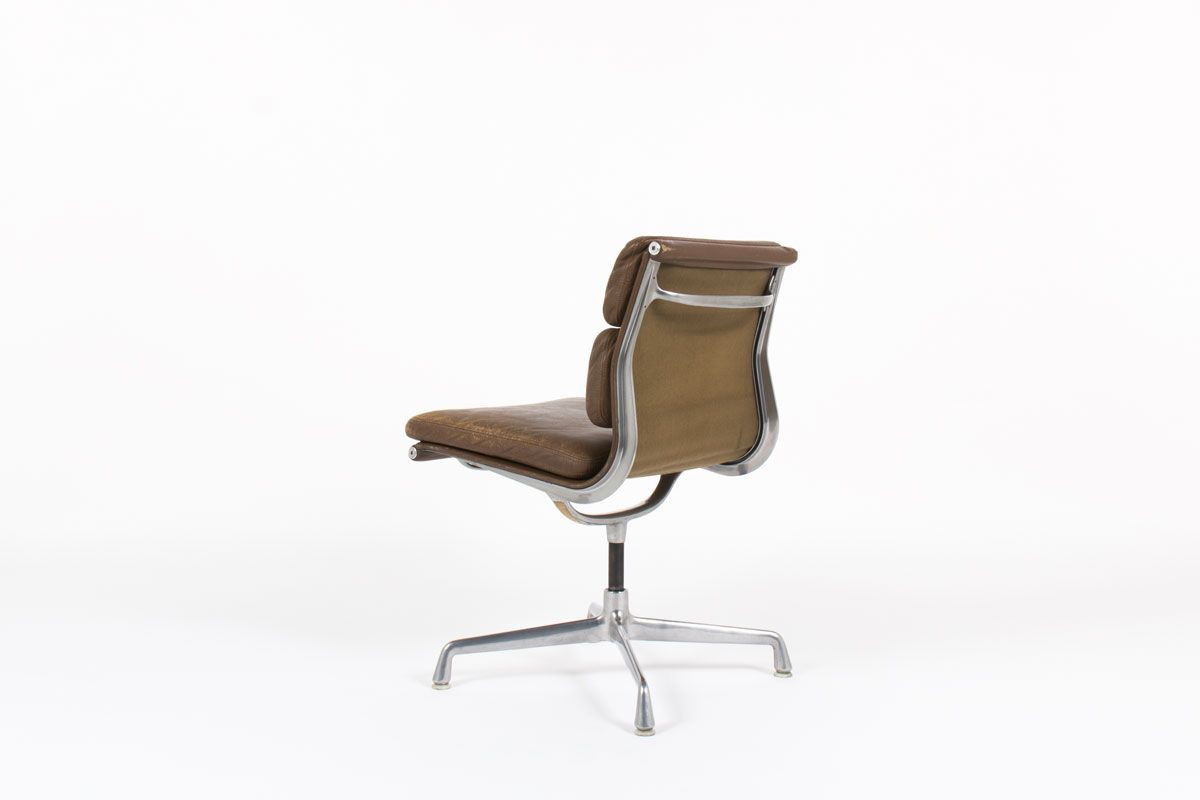 Chaise de bureau Charles et Ray Eames modele Soft Pad EA 205 cuir marron edition Herman miller 1970