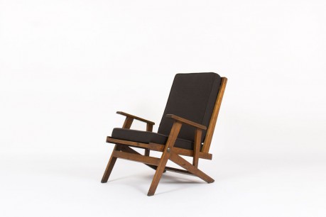 Fauteuil en chene et coussin lin noir design reconstruction 1950