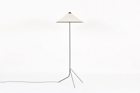 Lampadaire tripode en metal noir droit et abat-jour chapeau chinois beige 1950