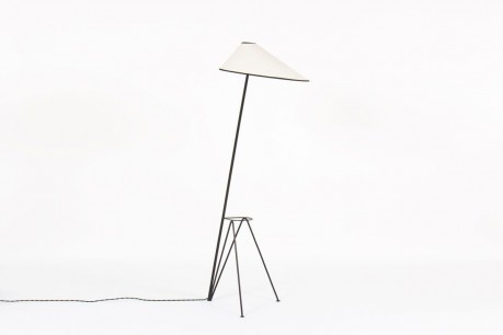 Lampadaire tripode metal noir abat-jour conique beige 1950