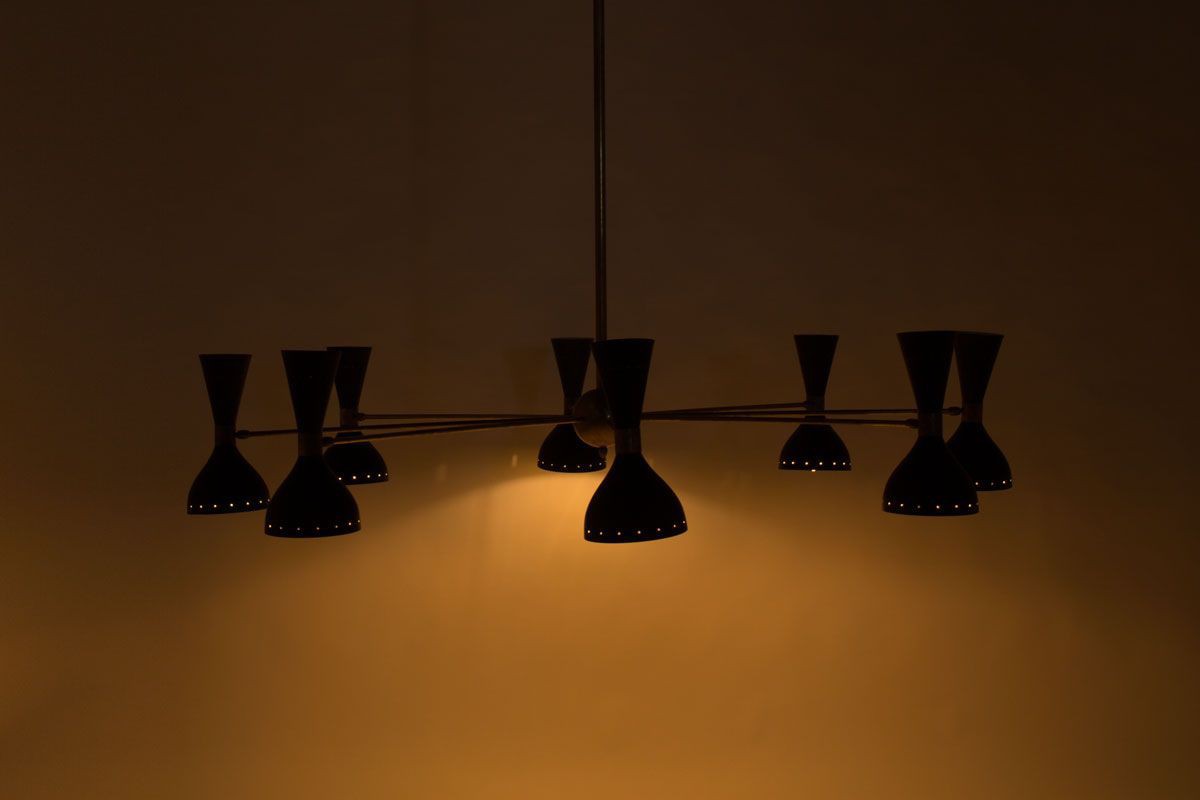 Lustre 8 feux en laiton et diffuseurs noirs design contemporain italien