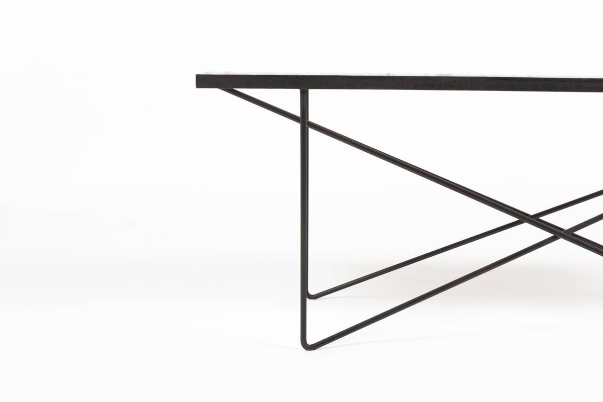 Table basse rectangulaire en métal noir et marbre de Carrare 1950
