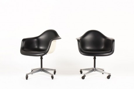 Fauteuils de bureau Charles et Ray Eames pivotants à roulettes en skai noir edition Herman Miller 1960 set de 2
