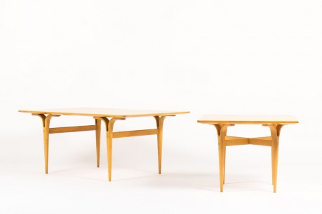 Tables basses Bruno Mathsson modele a pieds fendus en loupe de bouleau design suedois 1950 set de 2