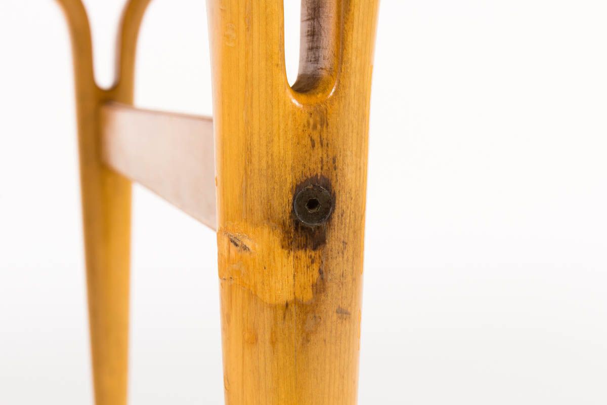 Tables basses Bruno Mathsson modele a pieds fendus en loupe de bouleau design suedois 1950 set de 2