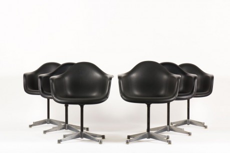 Fauteuils de bureau Charles et Ray Eames pivotants pieds fixes en skai noir edition Herman Miller 1960 set de 6
