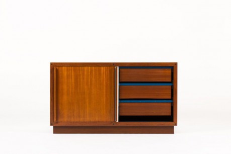 Meuble Andre Sornay 2 portes coulissantes en acajou avec tiroirs laque blanche et bleu 1950